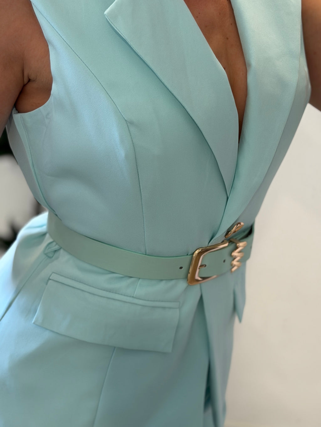 TRAJE CELESTE CHALECO Y PANTALÓN CORTO