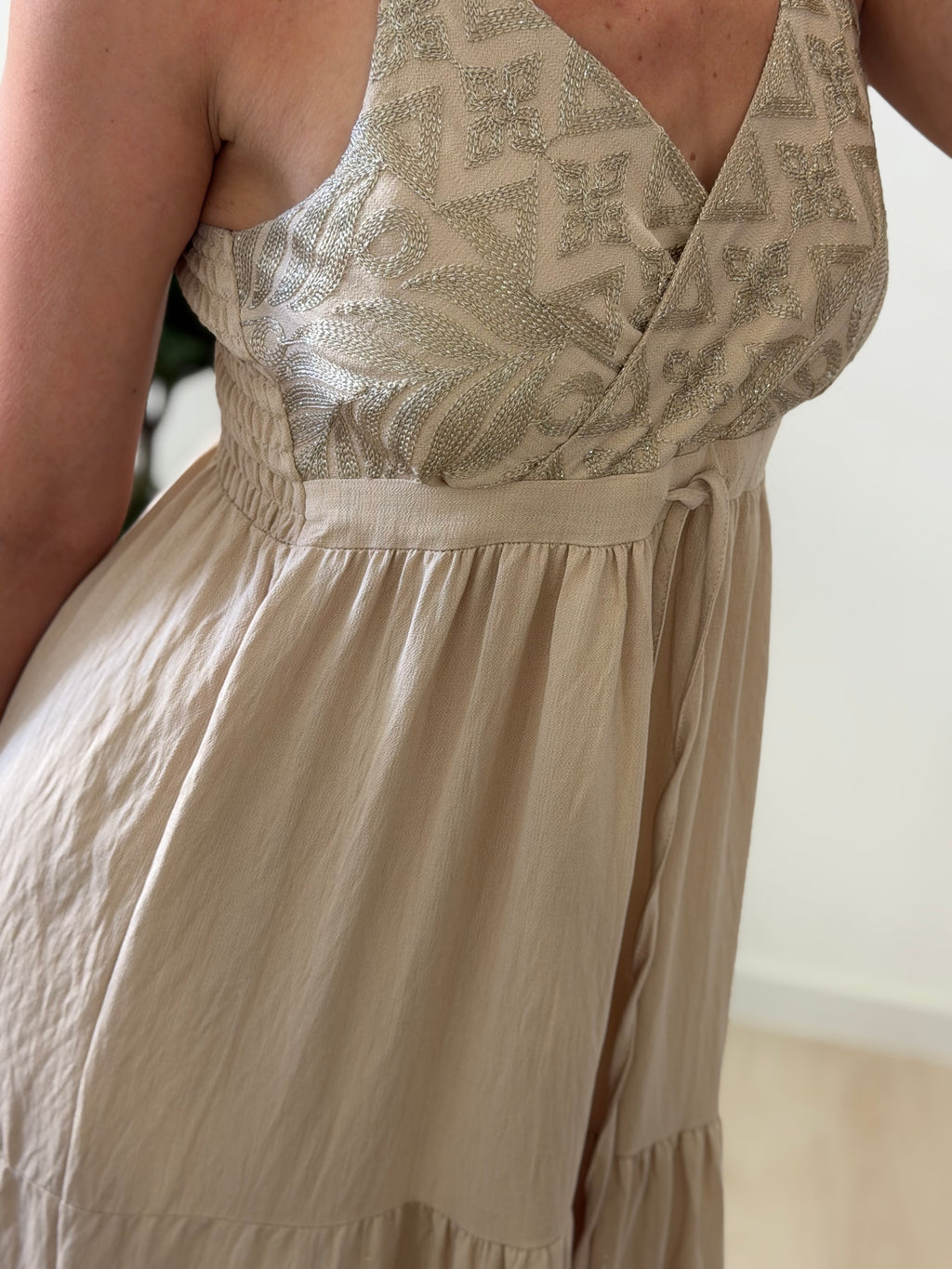 VESTIDO FLUIDO TOSTADO CON DETALLES DORADOS