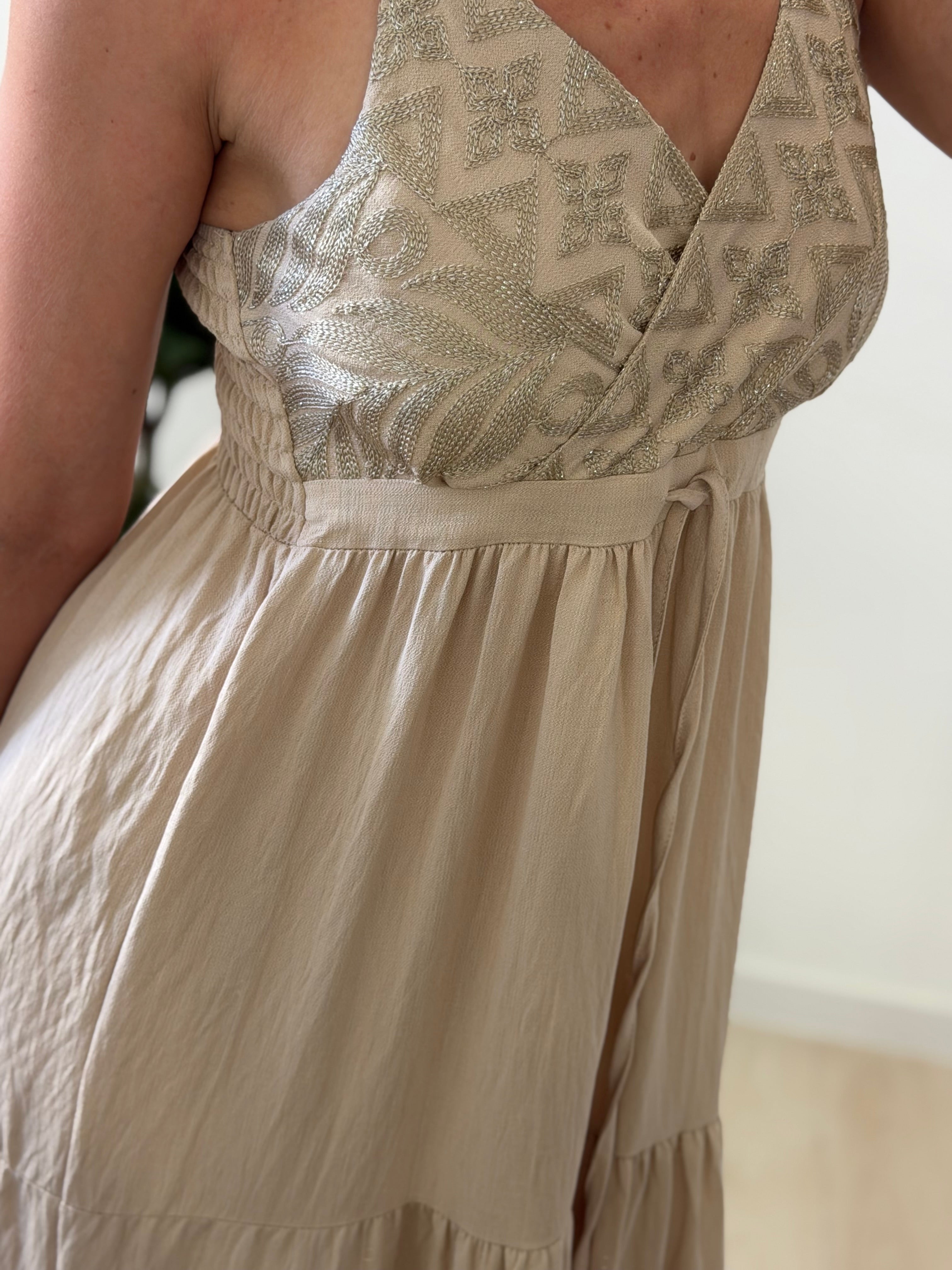 VESTIDO FLUIDO TOSTADO CON DETALLES DORADOS
