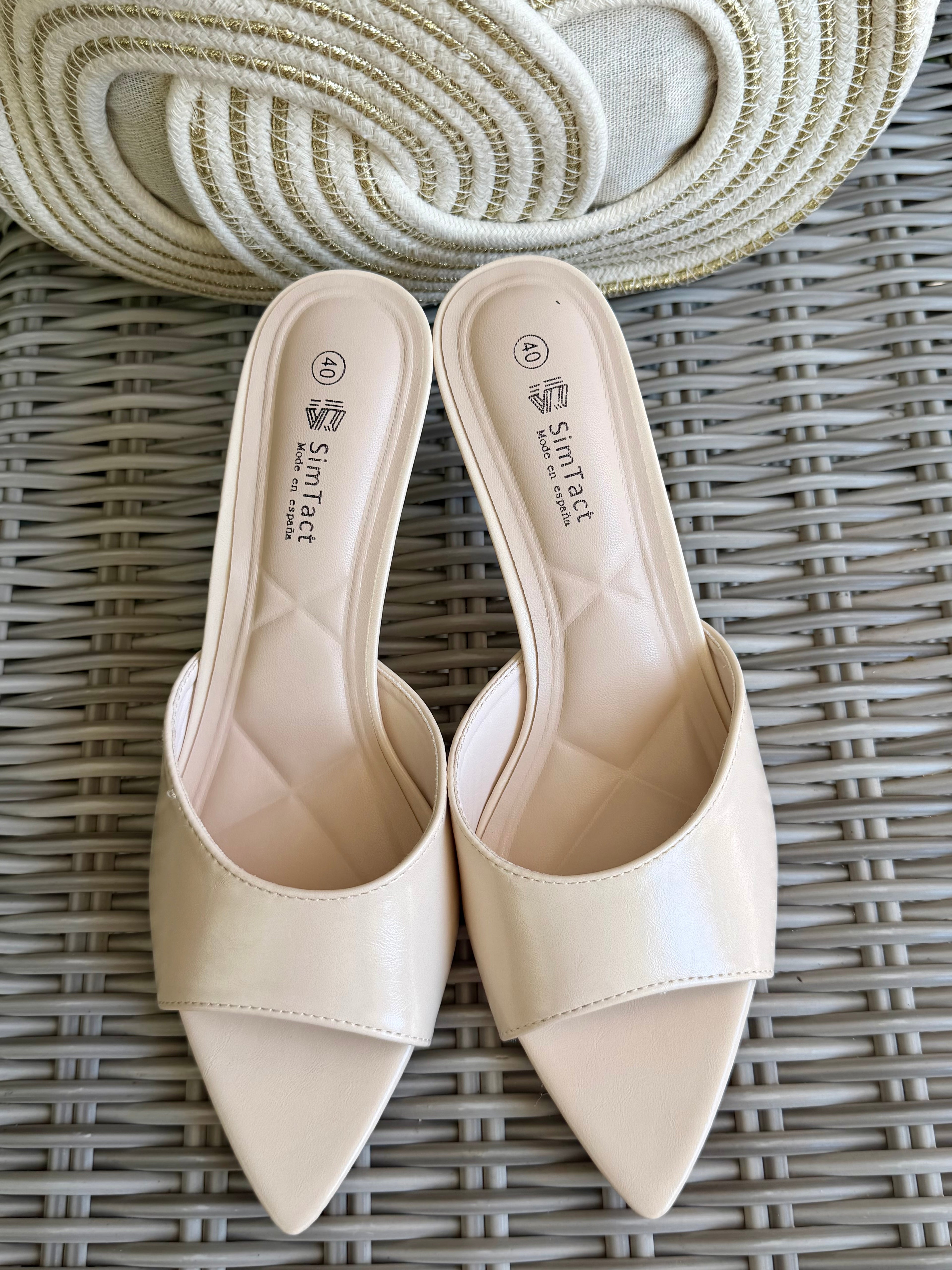 SANDALIA CREMA TACÓN BAJO