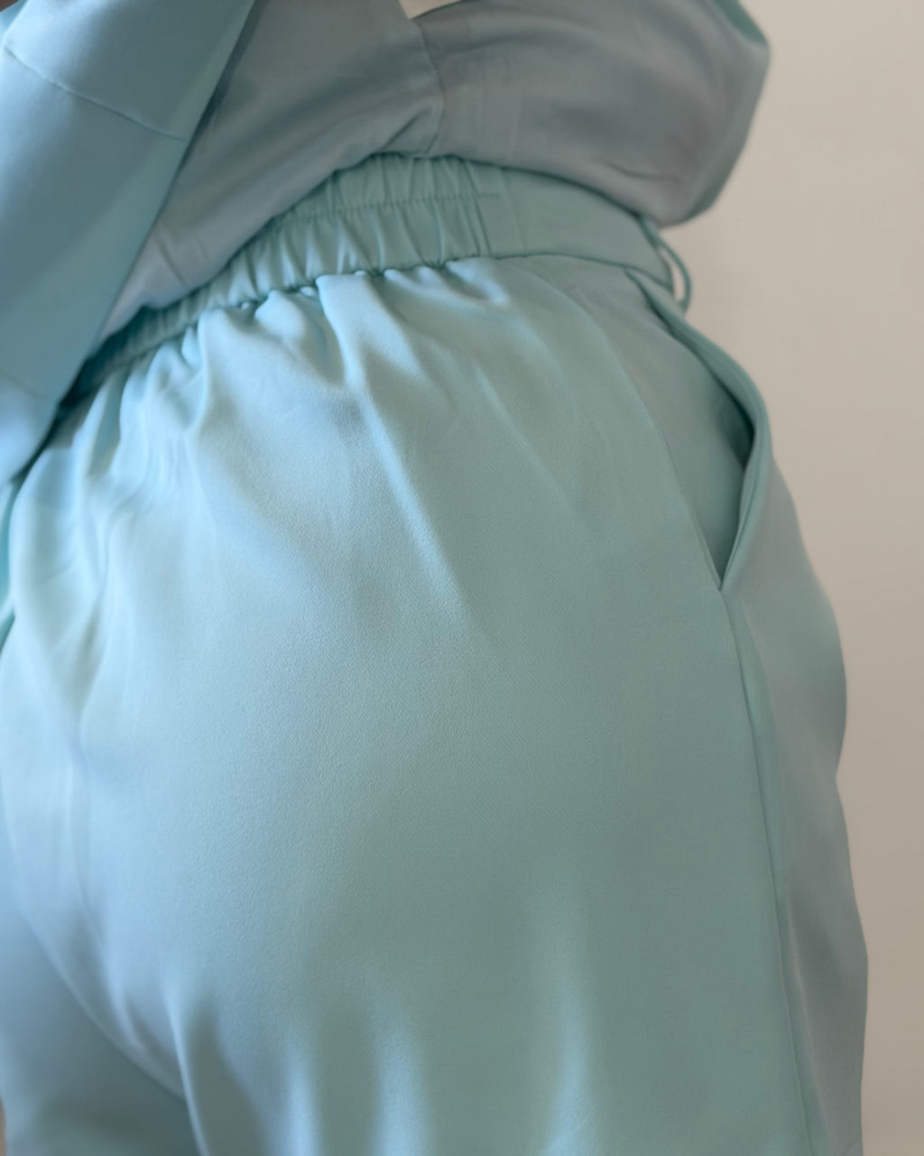 TRAJE CELESTE CHALECO Y PANTALÓN CORTO