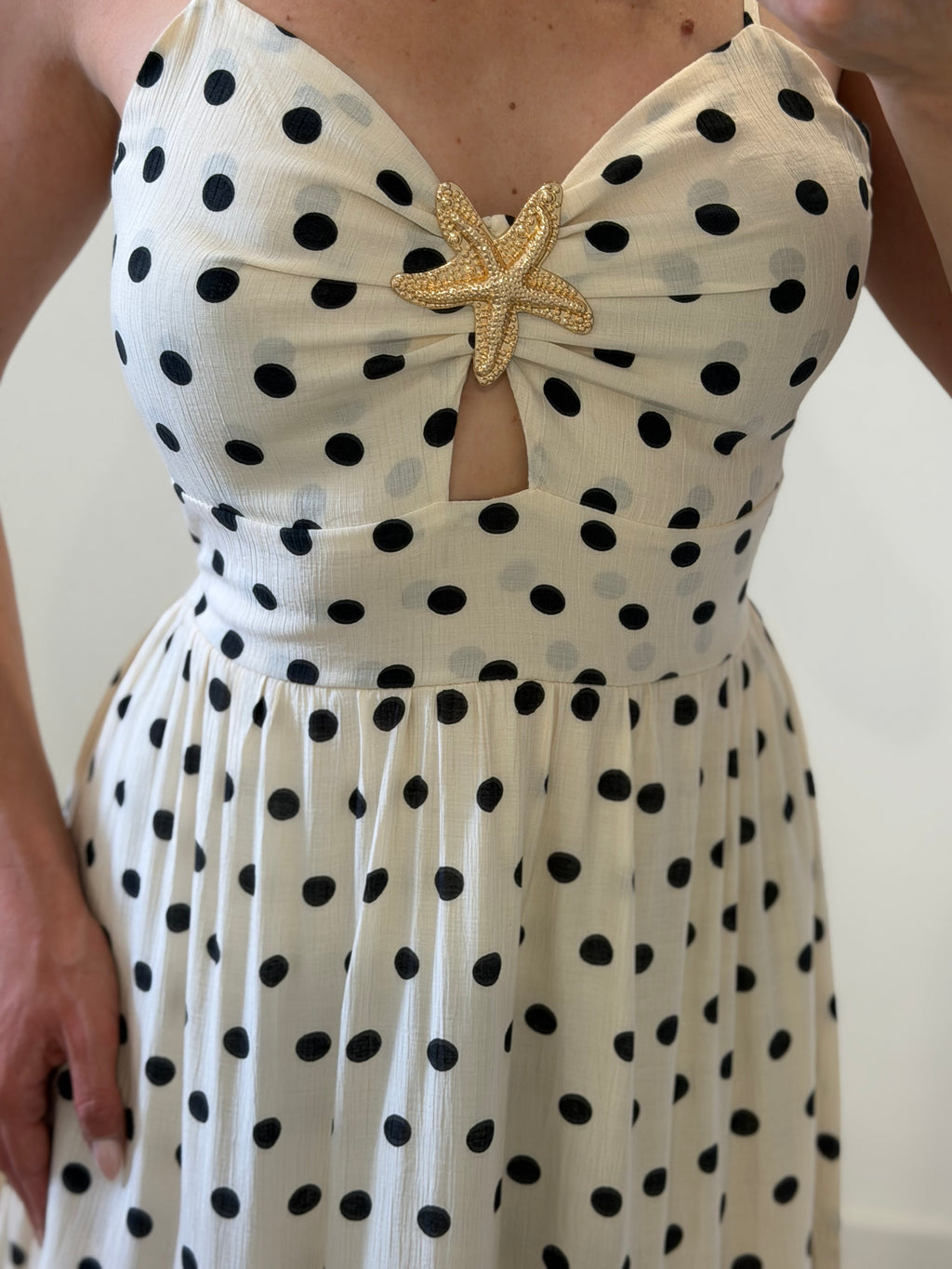 VESTIDO BEIGE CON LUNARES OSCUROS