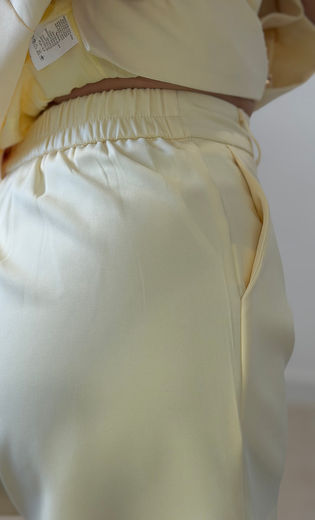 TRAJE AMARILLO CHALECO Y PANTALÓN CORTO