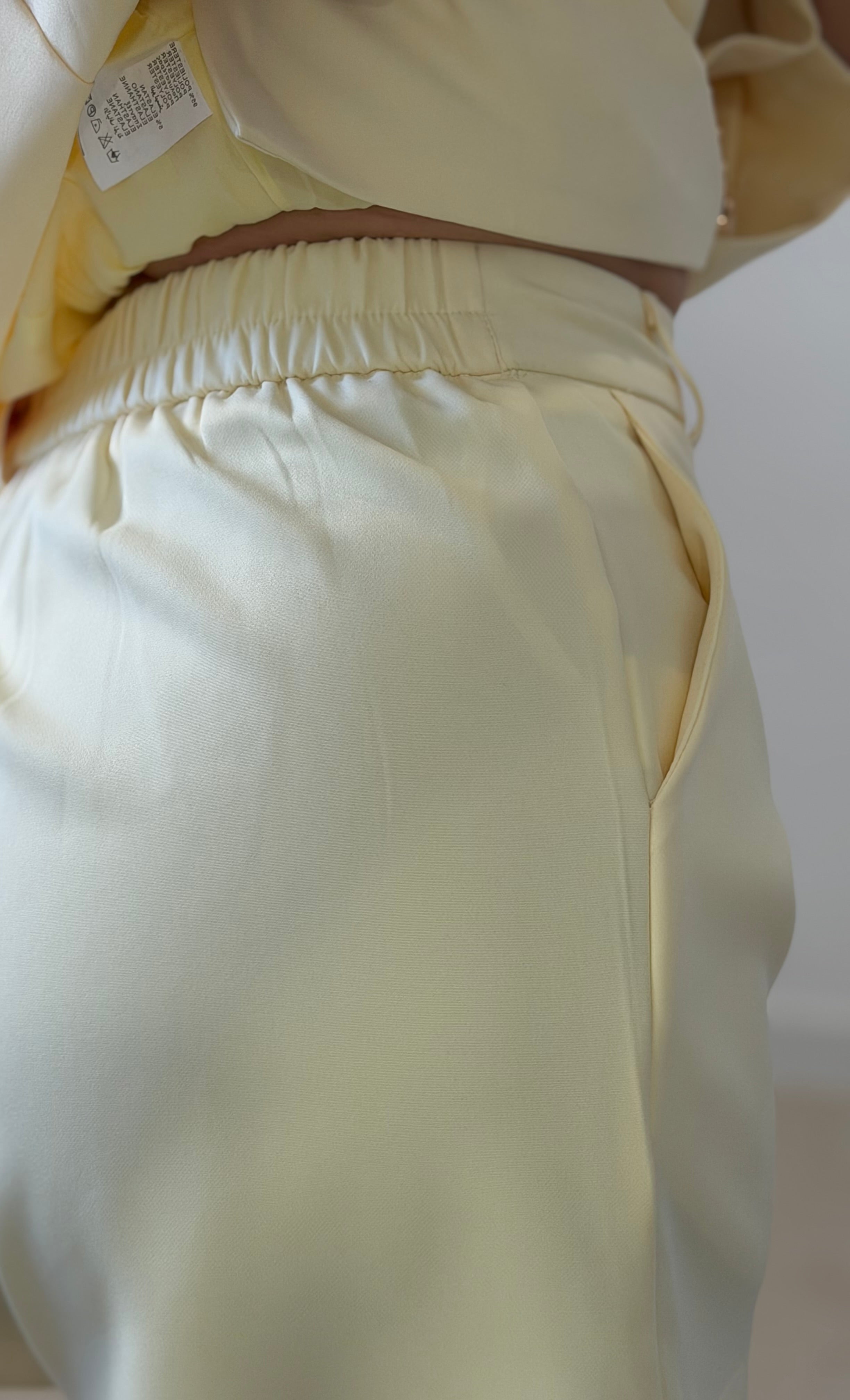 TRAJE AMARILLO CHALECO Y PANTALÓN CORTO