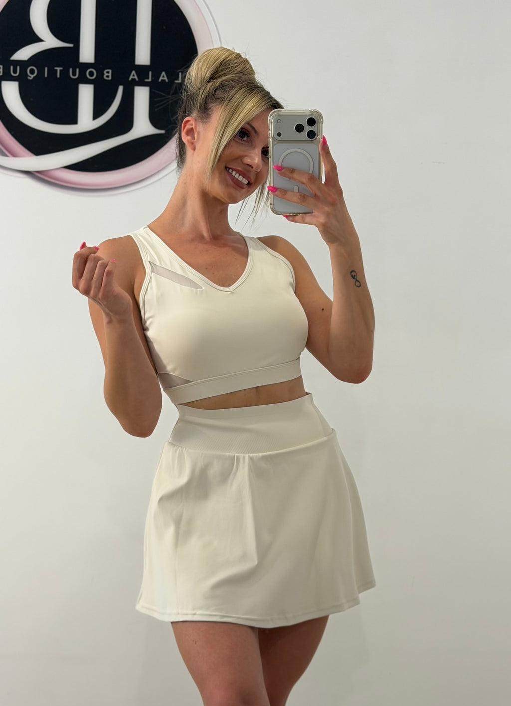 CONJUNTO DEPORTIVO FALDA-PANTALÓN Y TOP CREMA