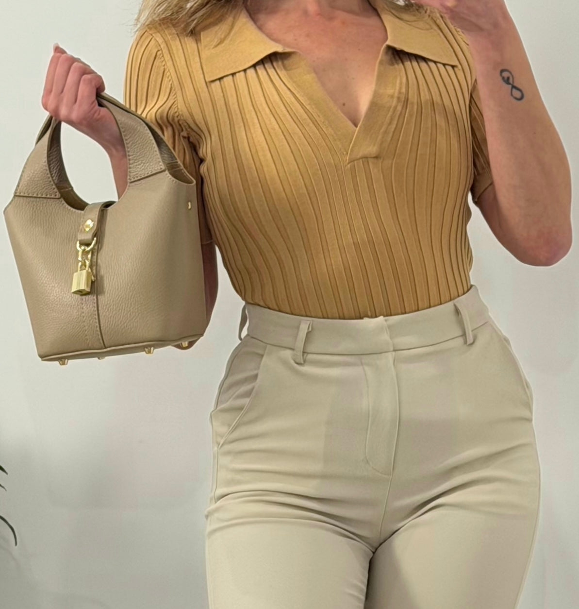 POLO CUELLO EN V, CAMEL