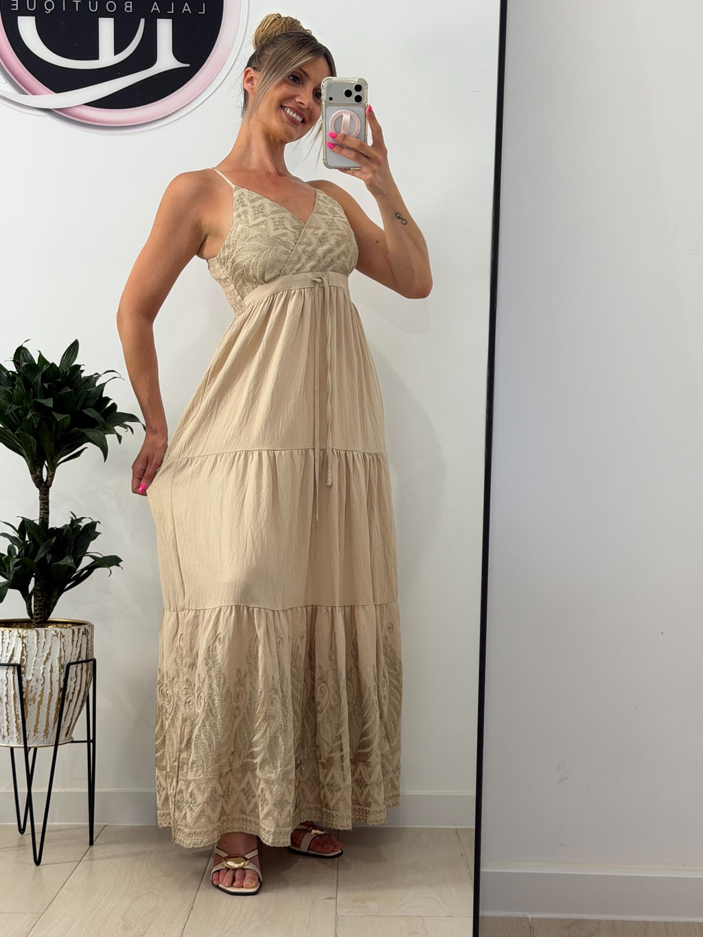 VESTIDO FLUIDO TOSTADO CON DETALLES DORADOS