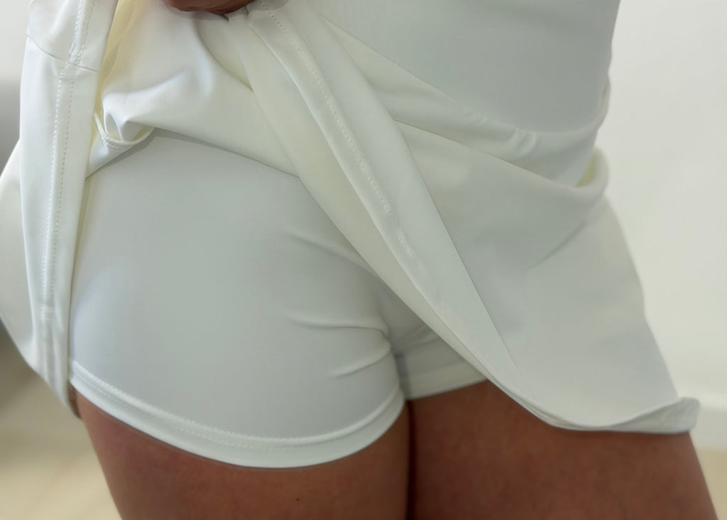 CONJUNTO DEPORTIVO FALDA-PANTALÓN Y TOP BLANCO