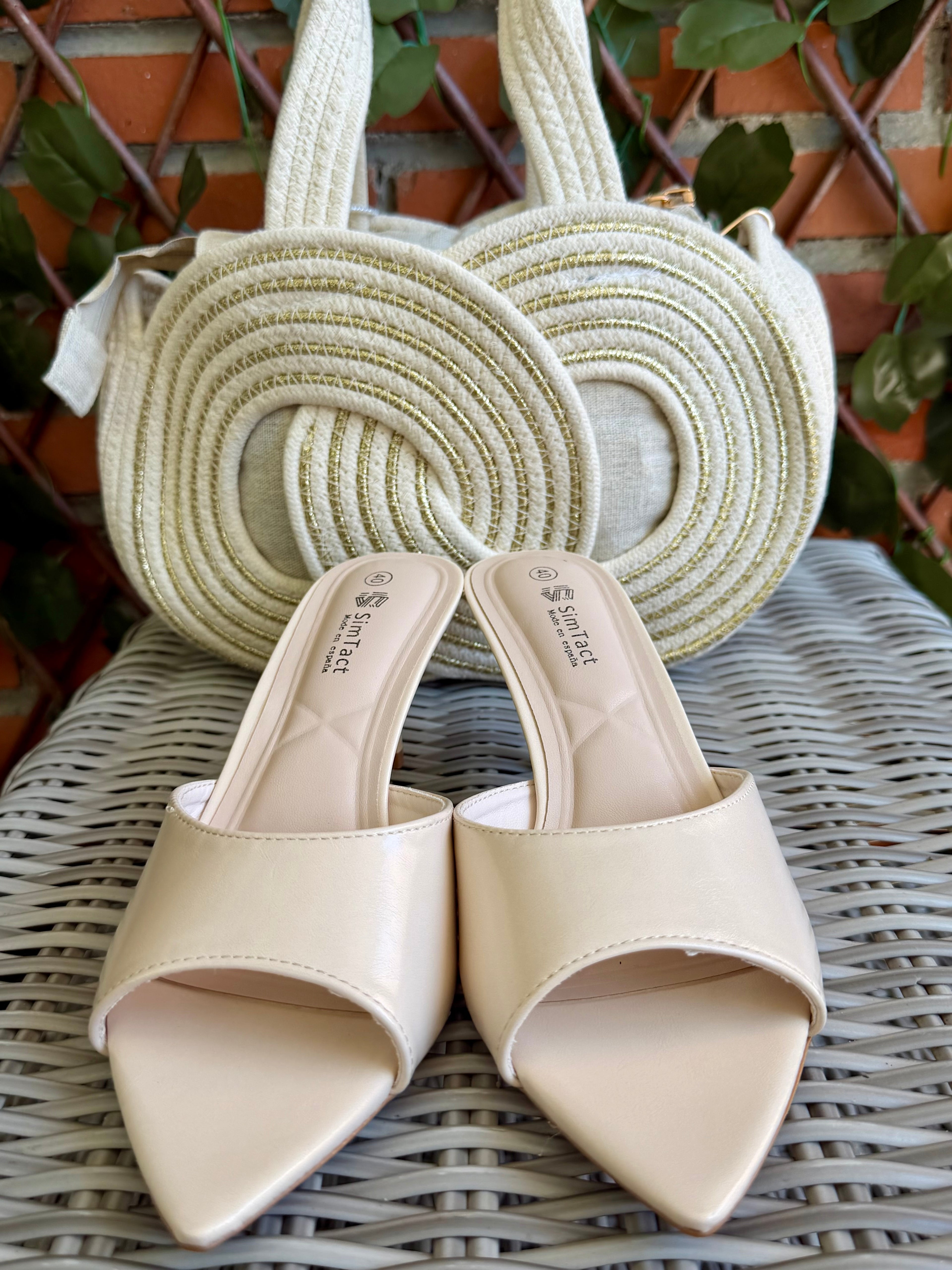 SANDALIA CREMA TACÓN BAJO