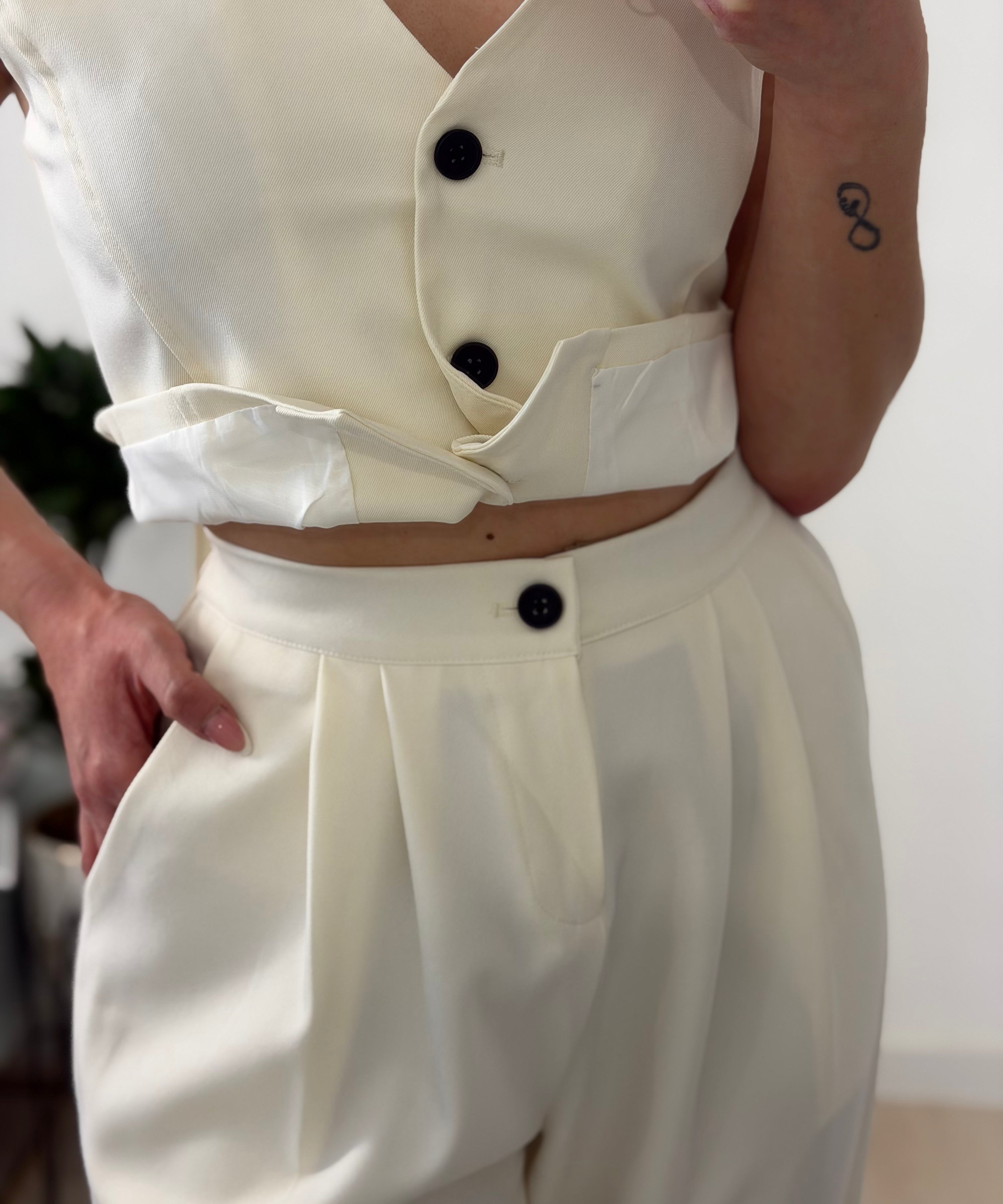 TRAJE DE DOS PIEZAS, CHALECO BLANCO ROTO