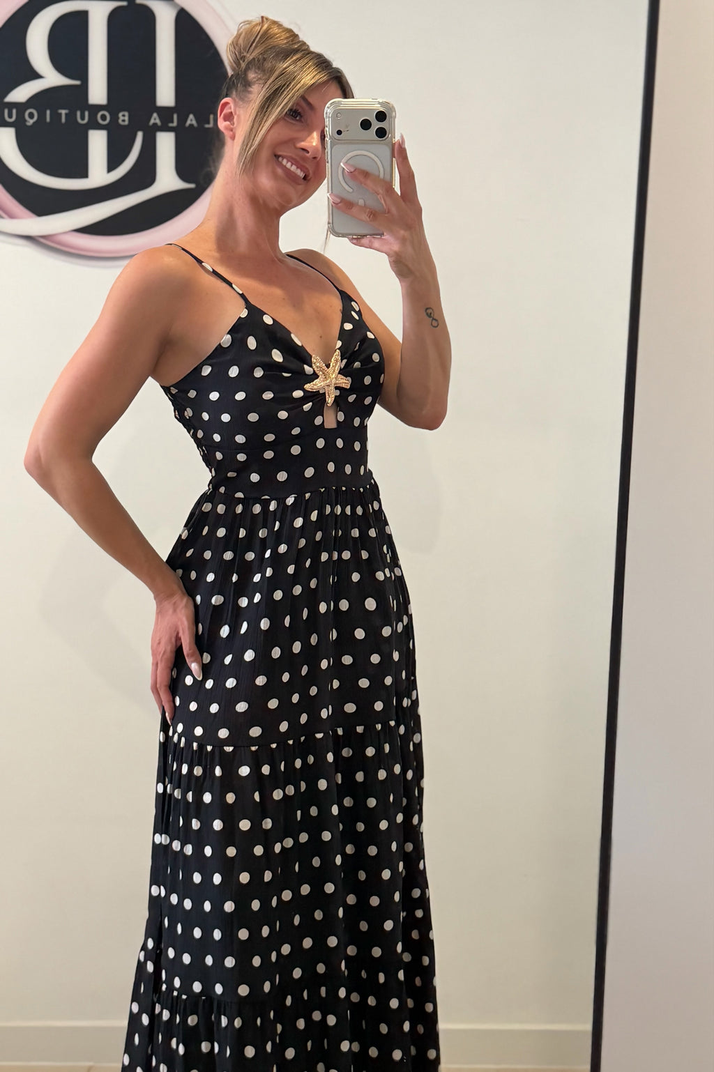 VESTIDO OSCURO CON LUNARES BLANCOS