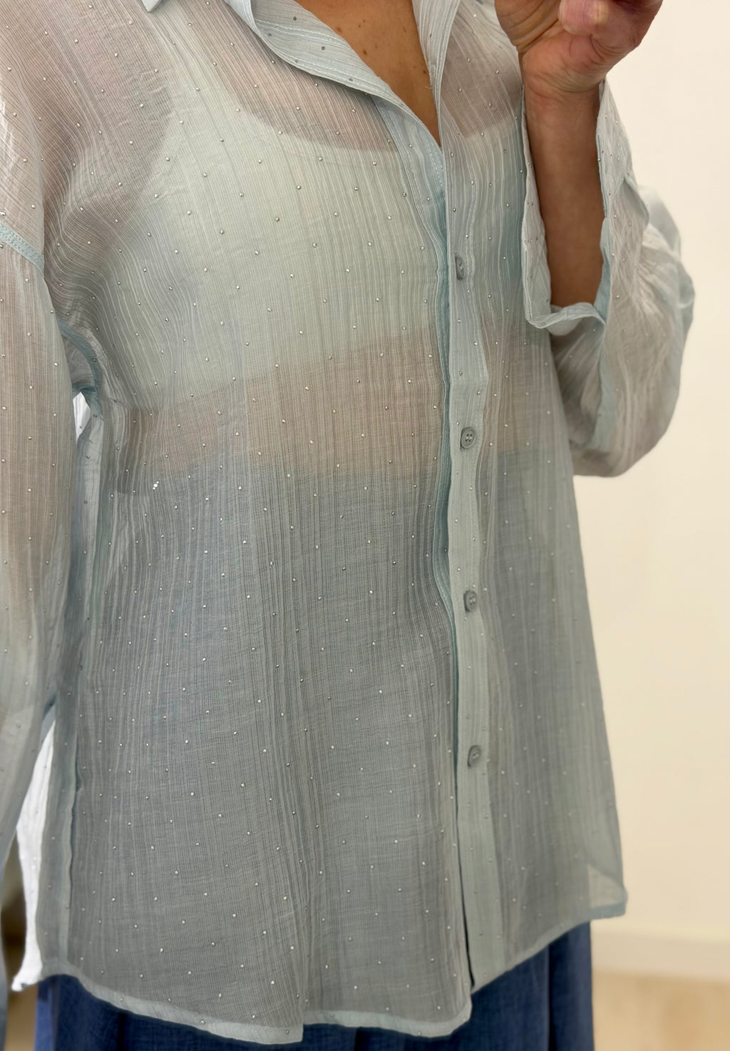 CAMISA VAPOROSA AZULADA CON PERLITAS
