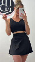 CONJUNTO DEPORTIVO FALDA-PANTALÓN Y TOP OSCURO