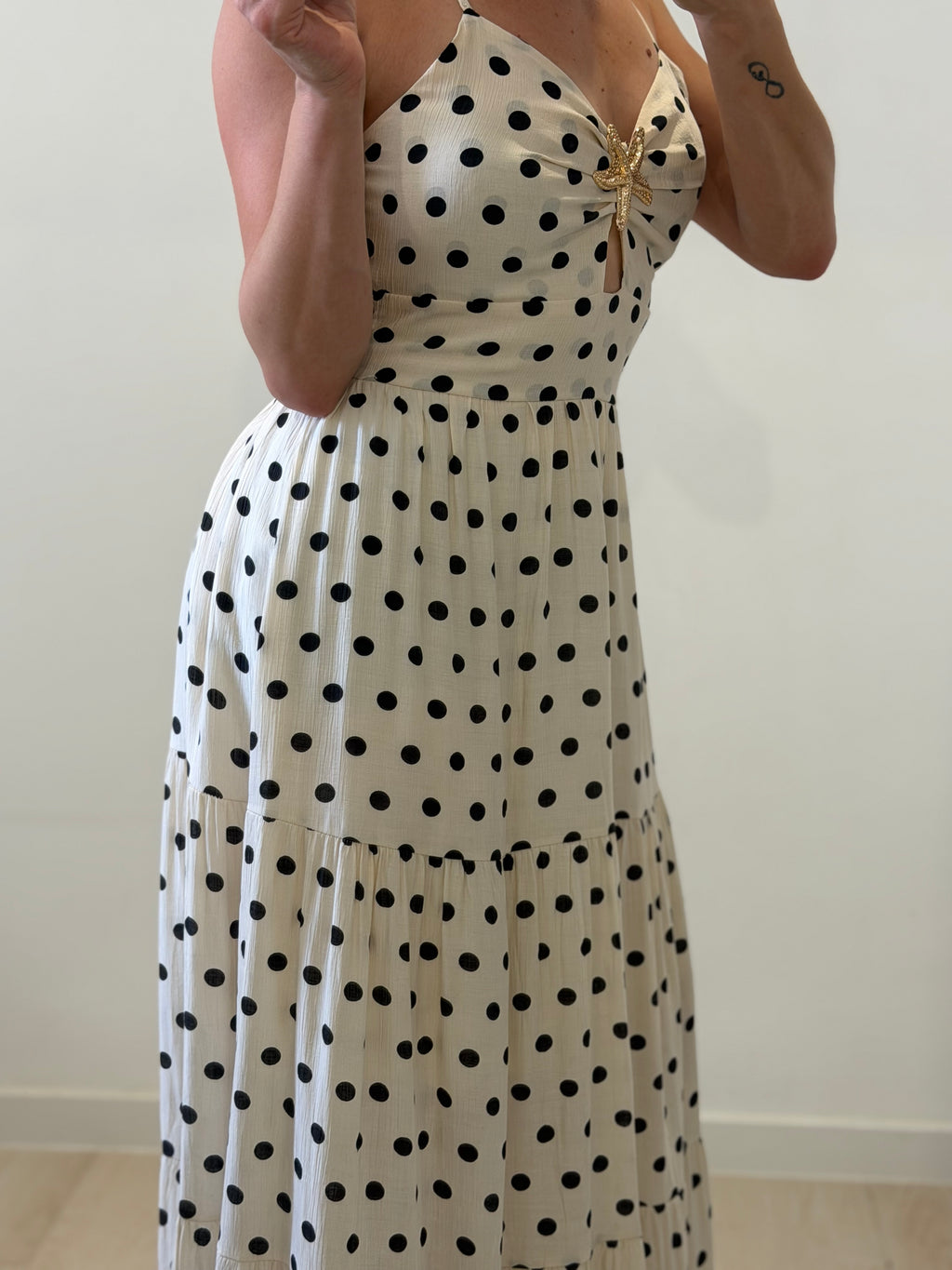 VESTIDO BEIGE CON LUNARES OSCUROS