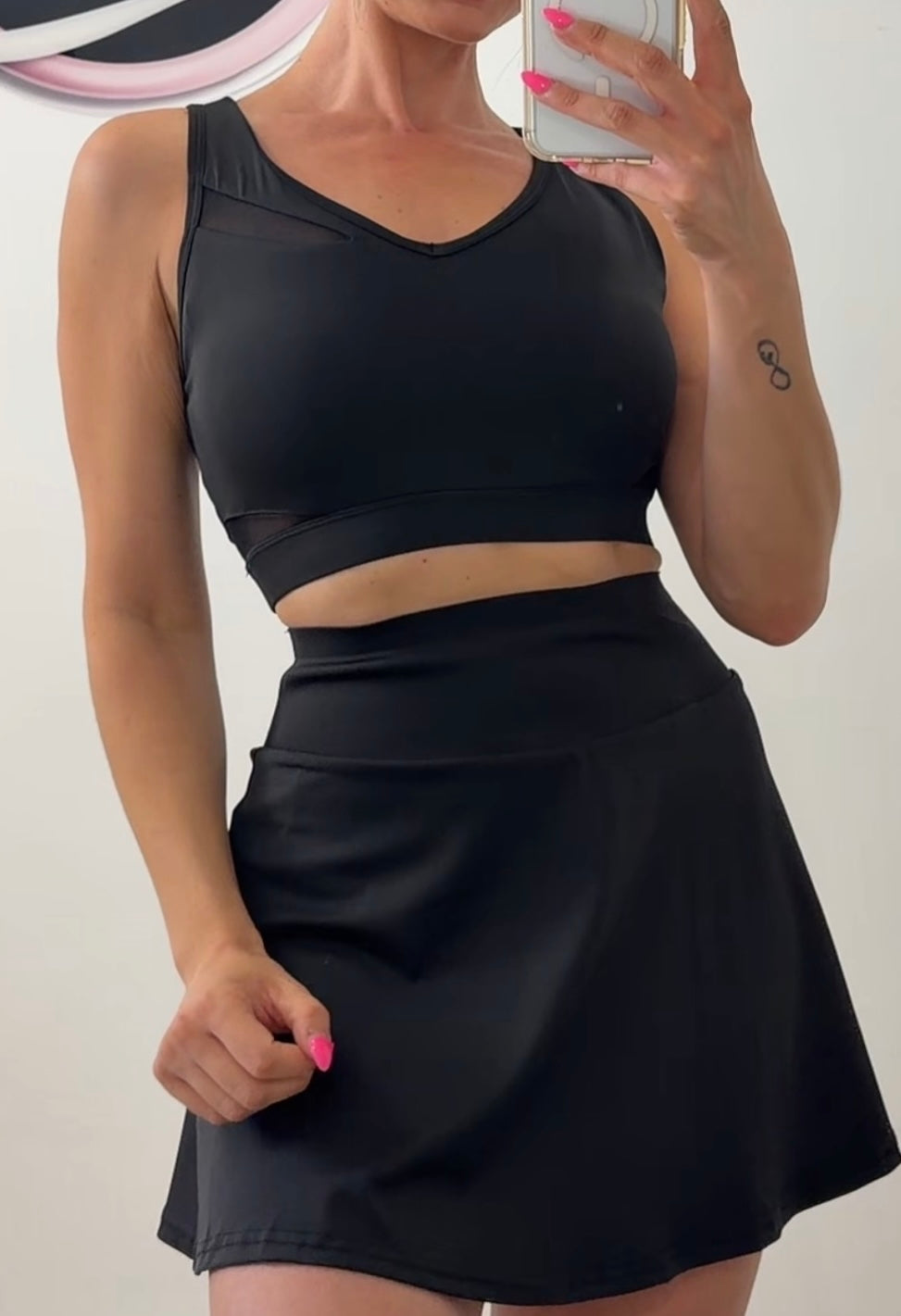 CONJUNTO DEPORTIVO FALDA-PANTALÓN Y TOP OSCURO
