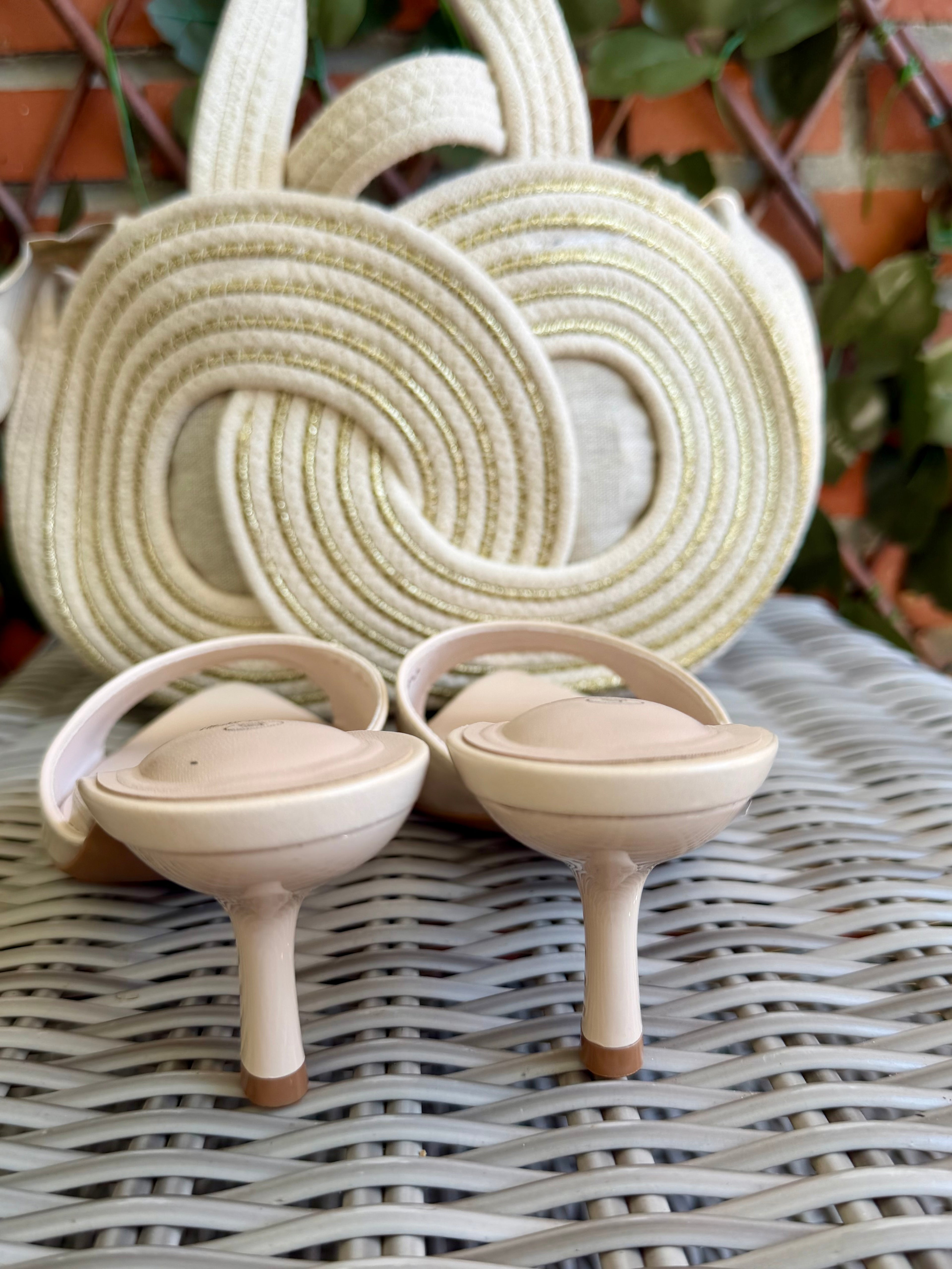 SANDALIA CREMA TACÓN BAJO