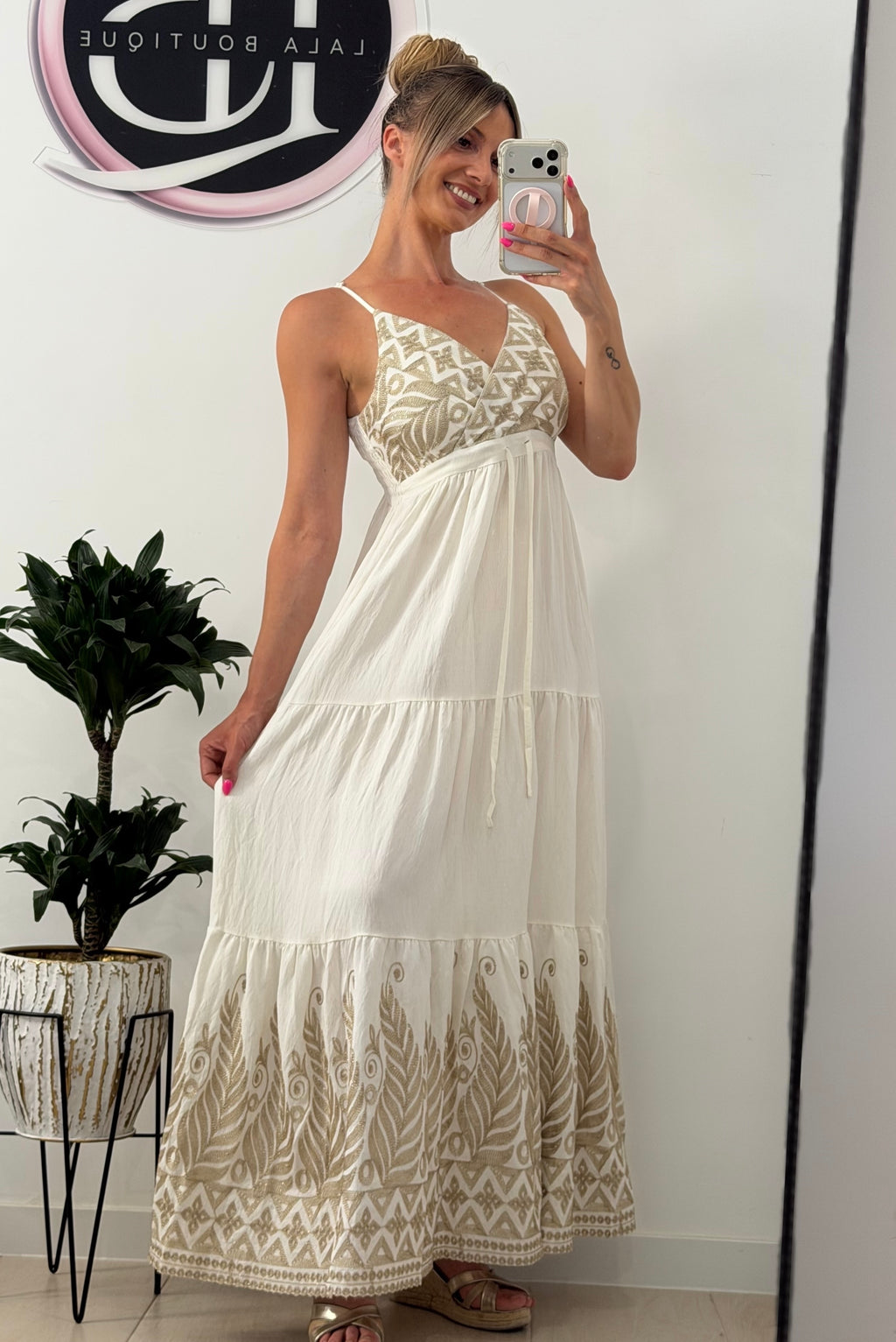 VESTIDO FLUIDO BLANCO CON DETALLES DORADOS