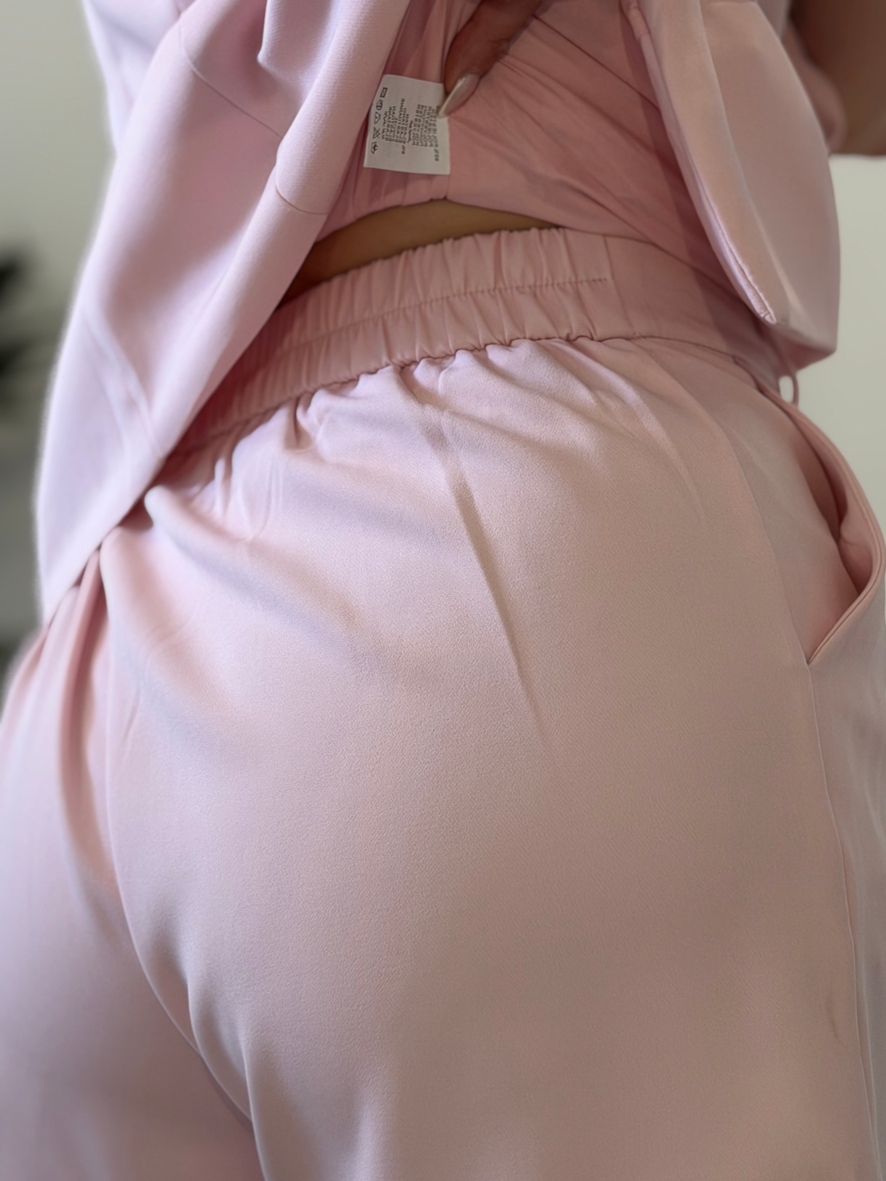 TRAJE ROSA CHALECO Y PANTALÓN CORTO