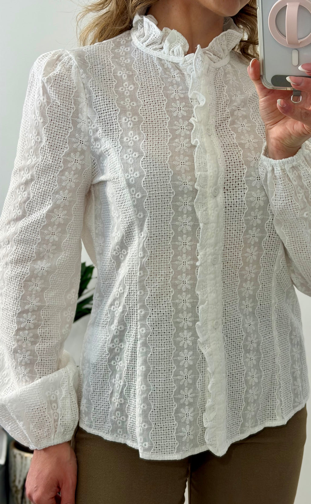 CAMISA BLANCA, ESTILO ROMÁNTICO