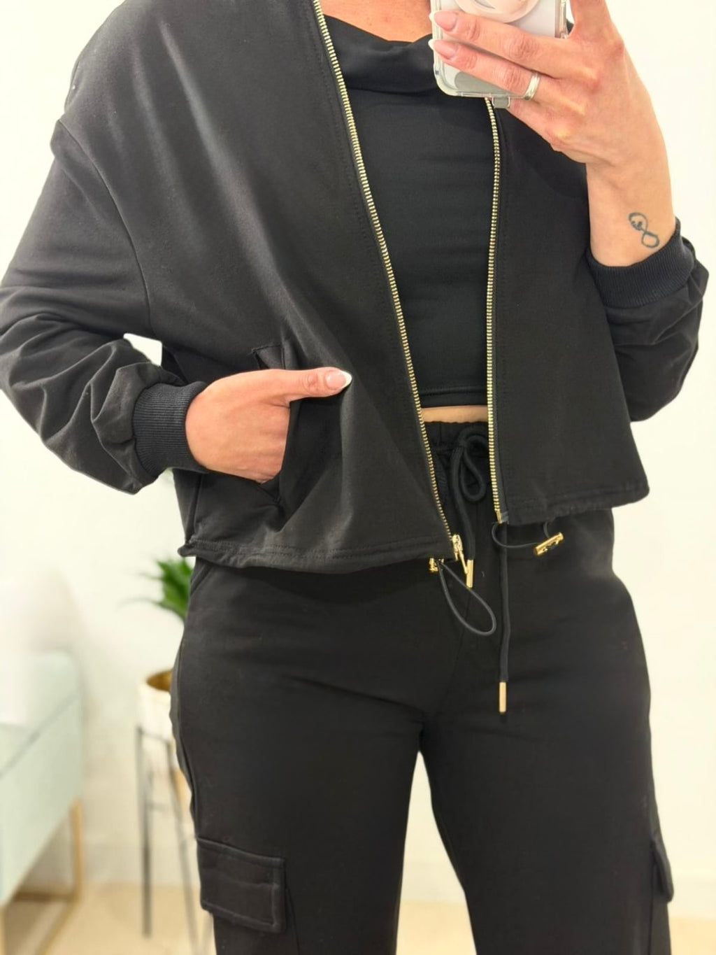 CONJUNTO DEPORTIVO, PANTALÓN RECTO OSCURO