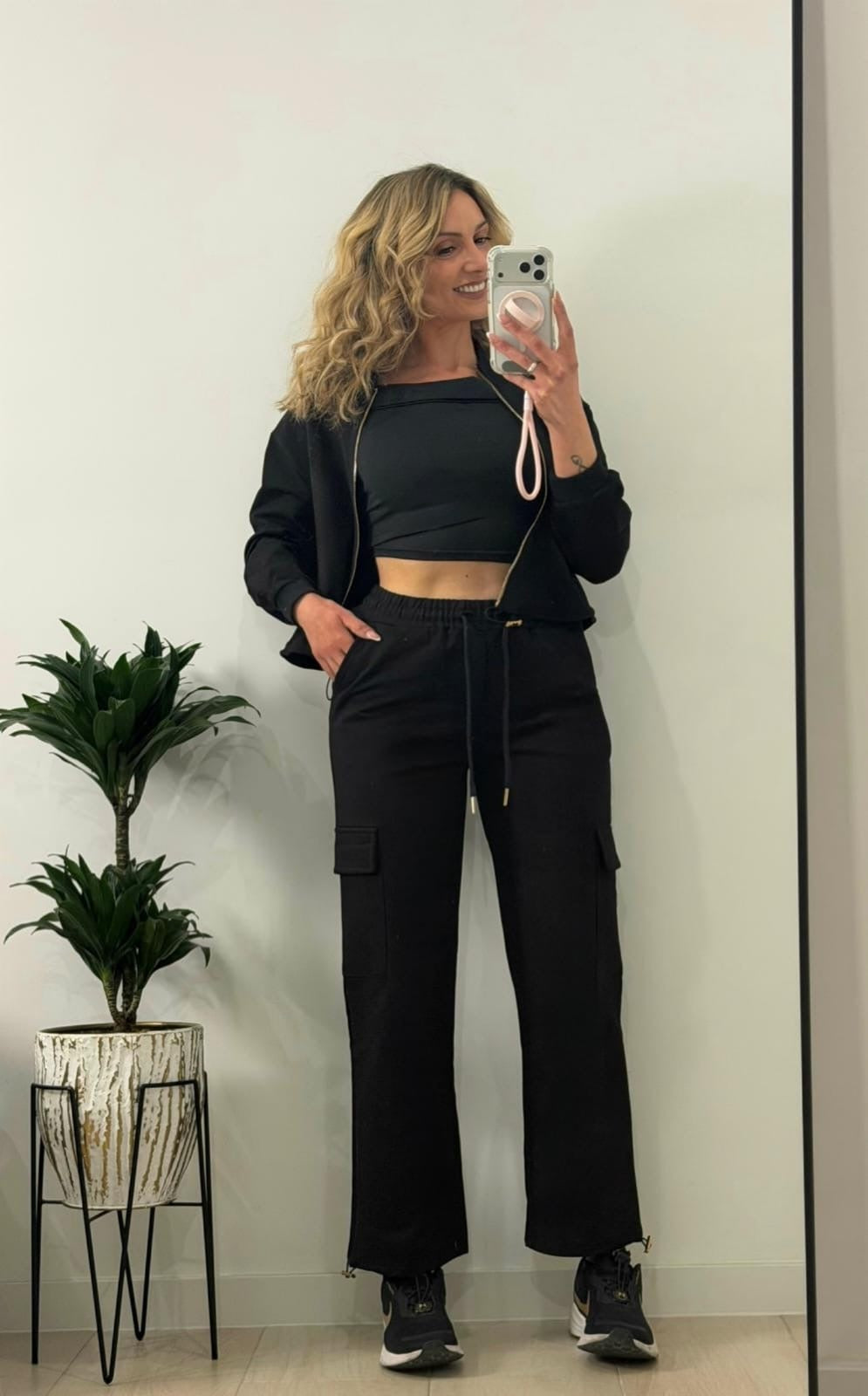 CONJUNTO DEPORTIVO, PANTALÓN RECTO OSCURO